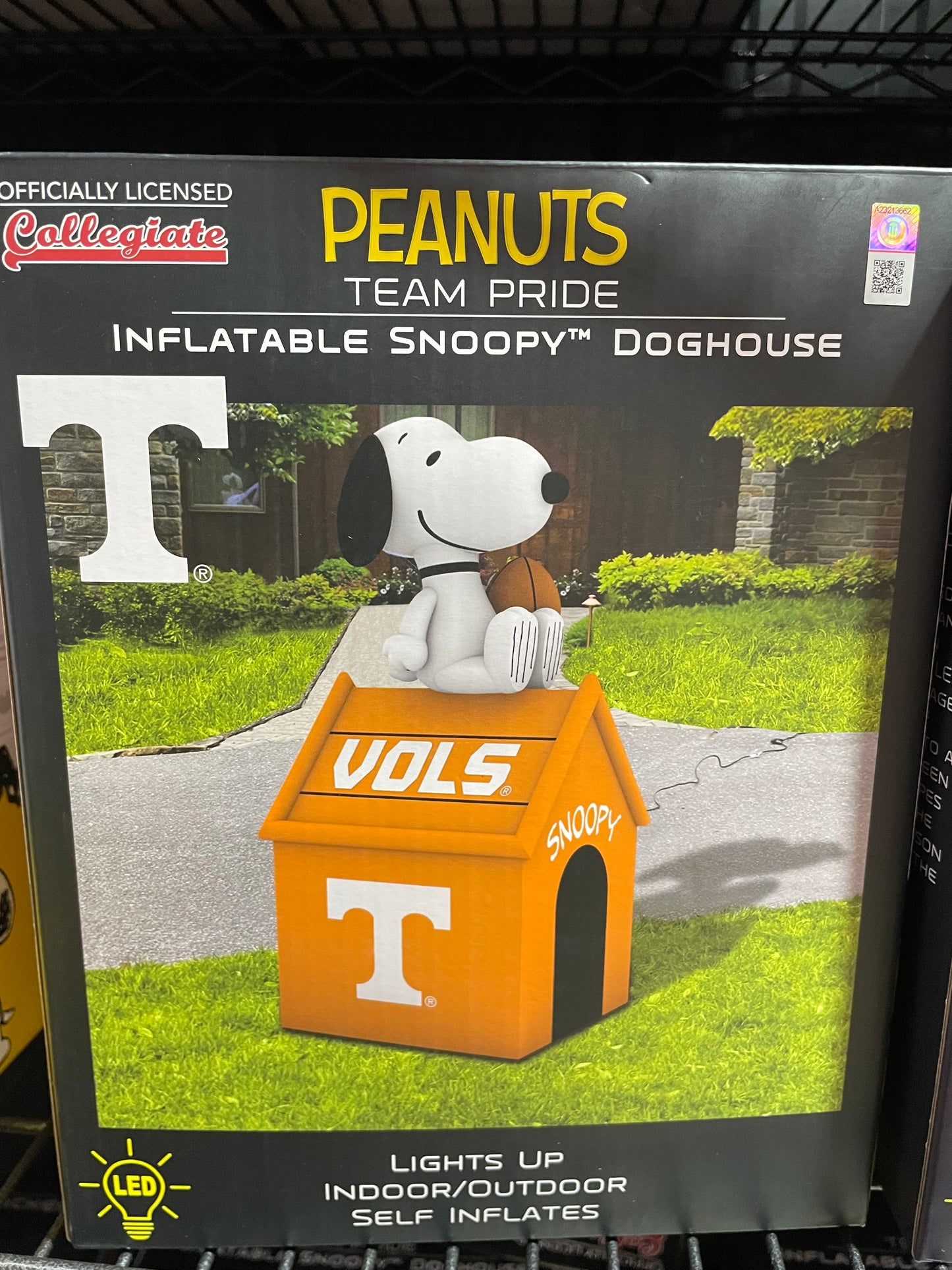 TEAM PRIDE TENNESSEE PEANUTS INFLATABLE SNOOPY DOGHOUSE