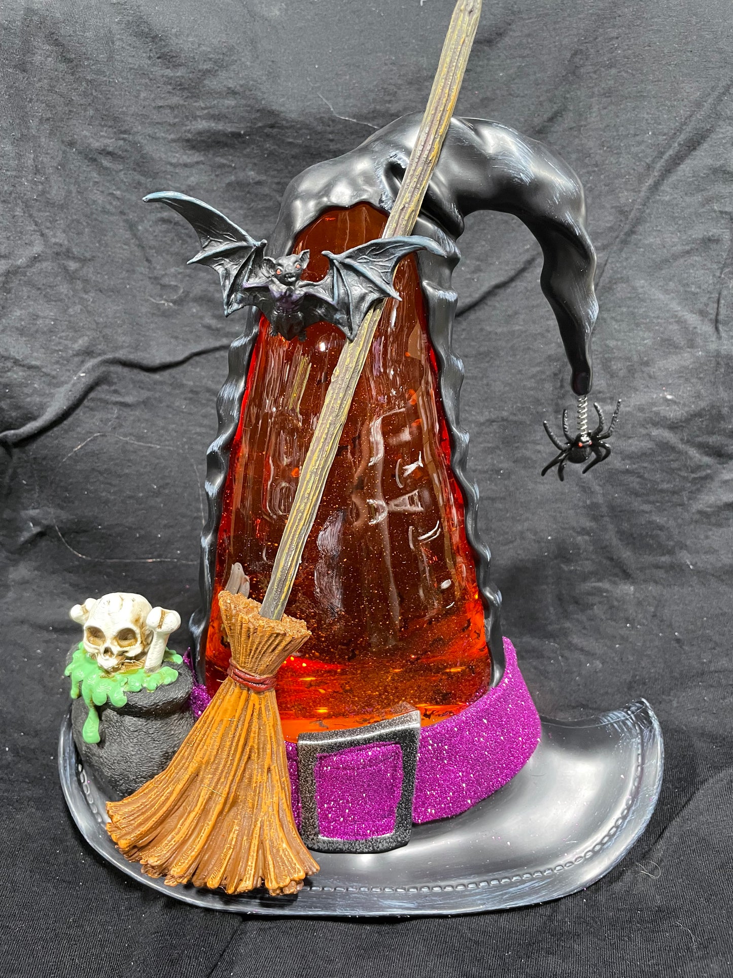 SPINNING WATER GLOBE (WITCH HAT)