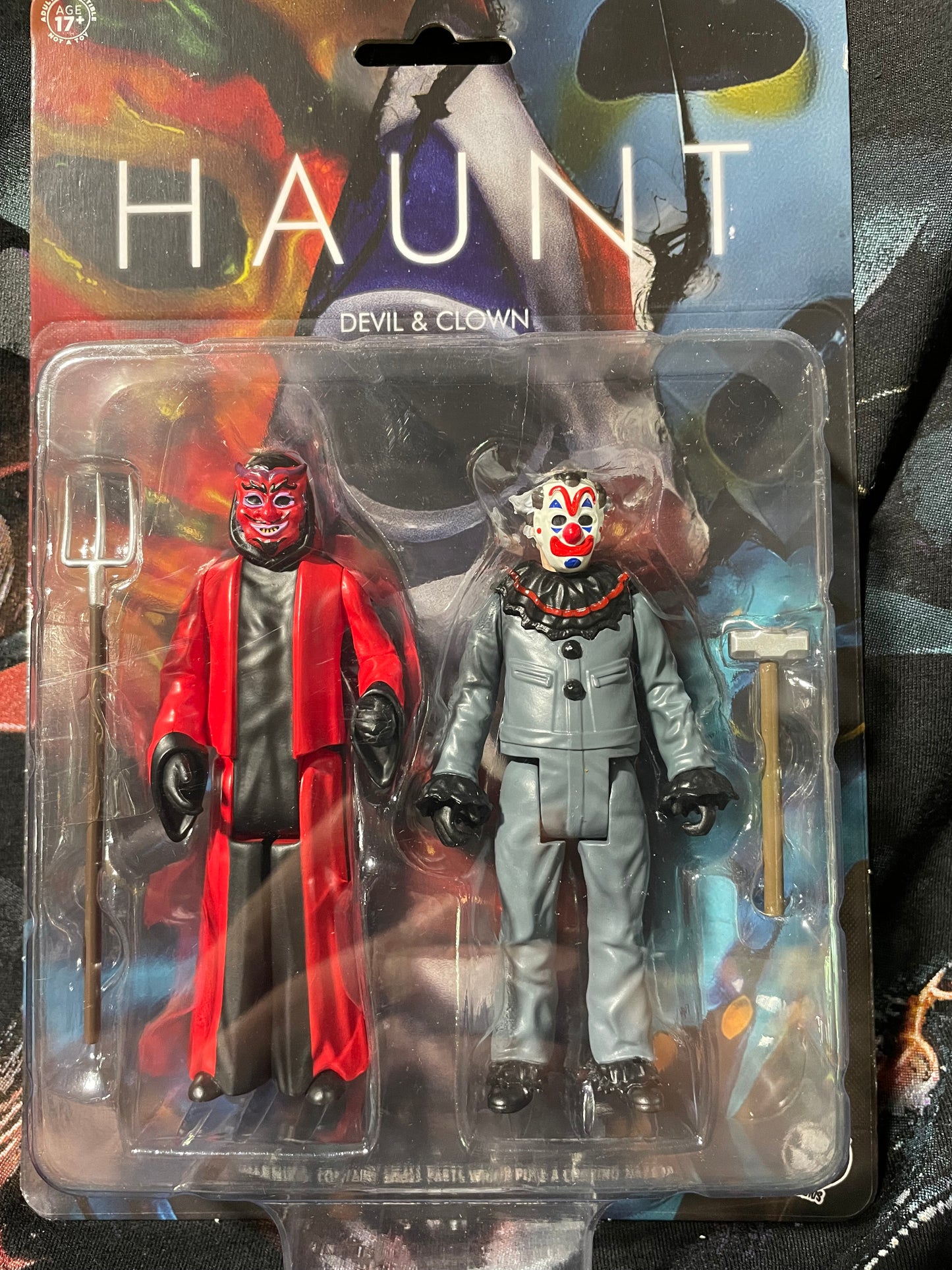 HAUNT ACTION FIGURINE ( DEVIL AND CLOWN )