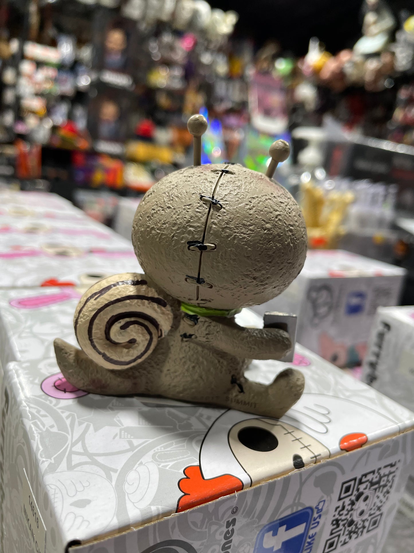 FURRYBONE DEN-DEN FIGURINE