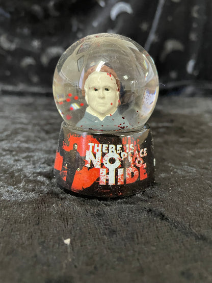 Halloween II There is no place to hide Snow Globe