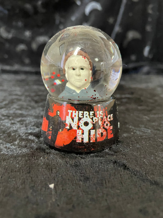 Halloween II There is no place to hide Snow Globe